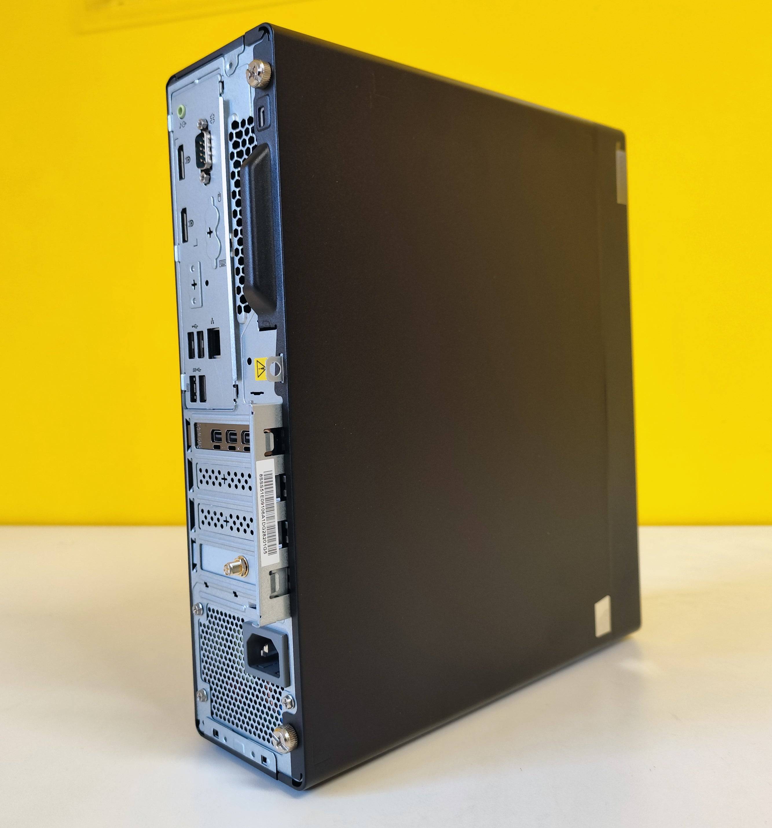 Vista laterale del retro del Lenovo ThinkStation P340 con design compatto e porte accessibili. Vista laterale del retro del Lenovo ThinkStation P340 con design compatto e porte accessibili.